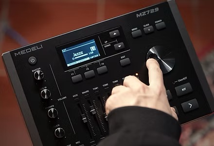 Medeli MZ729 กลองไฟฟ้าในการแสดงสดบนเวที